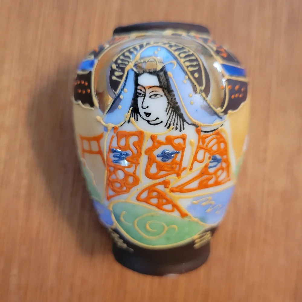 Vintage Moriage Style Small Vase ~ Made in Japan ~ Hand-painted detail ~ Pretty!